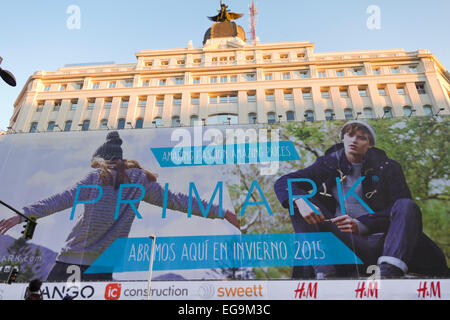 Paris-Madrid bâtiment avec grande ouverture publicité Primark, Madrid, Espagne. Banque D'Images