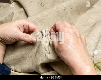 Gros plan du senior woman's hands accessoires , frontière avec l'aiguille et du fil Banque D'Images