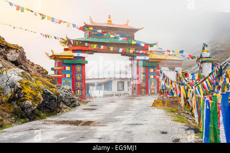 Route principale à Tawang via passerelle bouddhiste coloré à Sela Transmettre un matin brumeux près de Tawang, de l'Arunachal Pradesh, Inde. Banque D'Images