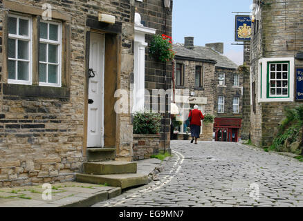 L'une des rues pavées dans la destination touristique de Haworth, West Yorkshire, très proche de la Prieuré de Bronte. Banque D'Images