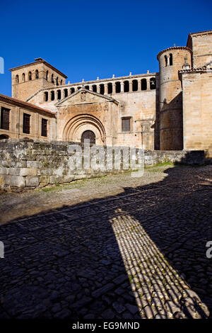 L'église collégiale de Santa Juliana monastère roman médiévale Santillana del Mar Cantabrie Espagne collégiale de Santa Juliana mona Banque D'Images