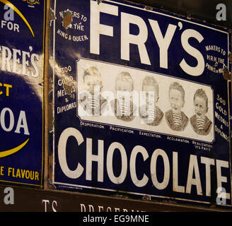 Vintage metal sign advertising Fry's cinq garçons au chocolat Critch, musée du tramway dans le Derbyshire, Royaume-Uni. Banque D'Images