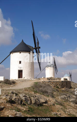 Moulins à vent espagnol dans la province de Tolède, Albacete, Castille-La Manche, Espagne. Banque D'Images