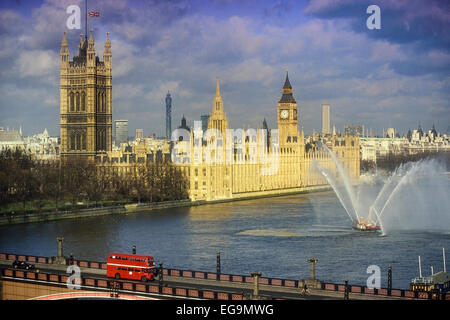 Londres Phoenix fire boat c'est la pulvérisation de jets d'eau à l'extérieur du Parlement Banque D'Images