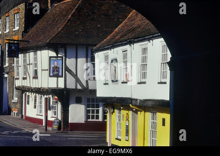 Regardant à travers le pont à péage & Barbican à Sandwich, Kent en direction de l'amiral Owen pub. England UK Banque D'Images