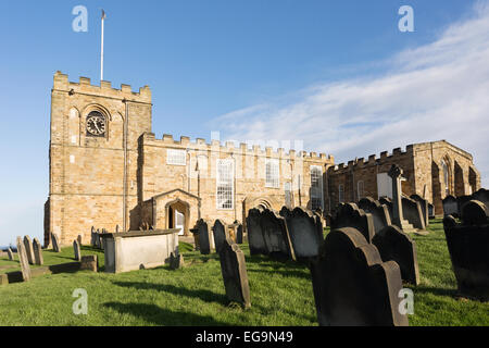 L'église et le cimetière de St Marie la Vierge, à côté des ruines de l'abbaye de Whitby, dans le Yorkshire, UK Banque D'Images