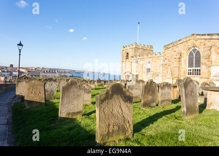 L'église et le cimetière de St Marie la Vierge, à côté des ruines de l'abbaye de Whitby, dans le Yorkshire, UK Banque D'Images