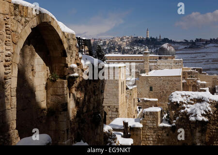 La neige couvre les ruines de l'Hospice St Mary de l'ordre des chevaliers Teutoniques qui était un complexe de l'époque Crusader qui comprenait une église, une auberge et un hôpital construits en 1128 pour servir les pèlerins germanophones situés dans le quartier juif de la vieille ville de Jérusalem-est d'Israël Banque D'Images