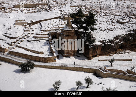 Couvertures de neige le tombeau d'Absalom, également appelé pilier d'Absalom, qui est un ancien tombeau monumental de coupe de roche avec un toit conique datant du 1er siècle après J.C., situé dans la vallée de Kidron à Jérusalem, Israël Banque D'Images