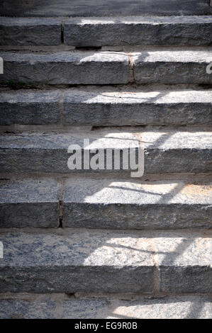 Libre d'escalier en granit avec d ombre. Banque D'Images