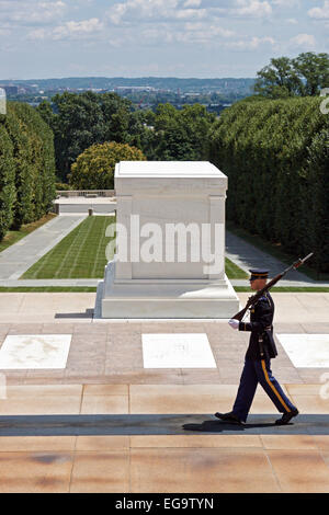 Garde d'honneur sur la Tombe du Soldat inconnu, le Cimetière National d'Arlington, Virginie, États-Unis Banque D'Images