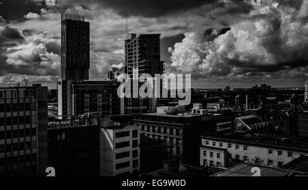 Vue de haut niveau sur le dessus des toits vers Manchester betham tower Banque D'Images