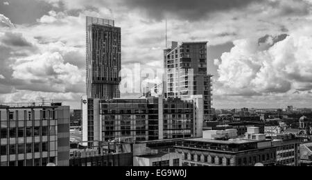 Vue de haut niveau sur des dessus de toit de Manchester vers tour betham scape Banque D'Images