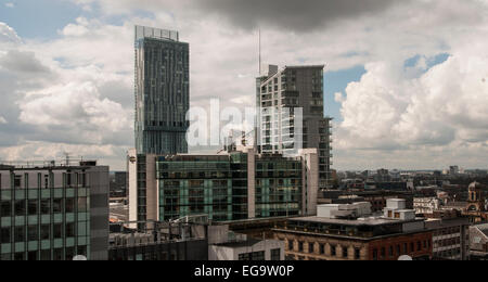 Vue de haut niveau sur le dessus des toits vers Manchester betham tower Banque D'Images