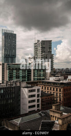 Vue de haut niveau sur le dessus des toits vers Manchester betham tower Banque D'Images