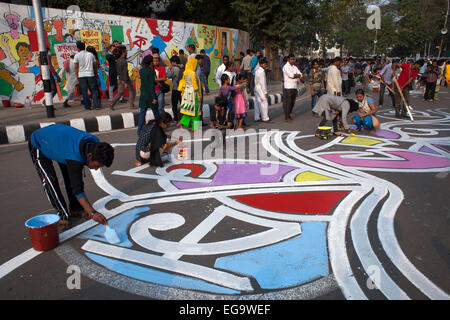 Dhaka, Bangladesh. 20 Février, 2015. Les étudiants des beaux-arts du Bangladesh de peindre sur un mur et la rue en face de l'Shaheed Minar, le Mouvement Langue Memorial, à Dhaka dans le cadre des préparatifs de la Journée des martyrs de la langue et de la Journée internationale de la langue maternelle, zakir Hossain Chowdhury Crédit : zakir/Alamy Live News Banque D'Images