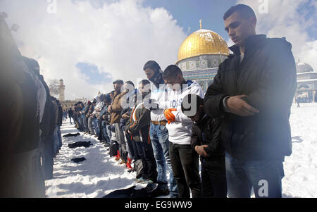 Jérusalem, Jérusalem, territoire palestinien. Feb 20, 2015. Les hommes palestiniens prier devant le Dôme du Rocher, dans l'enceinte de la mosquée al-Aqsa dans la vieille ville de Jérusalem le 20 février 2015. Une forte tempête a frappé une partie du Moyen-Orient, le vendredi, fermeture routes menant dans et hors de Jérusalem et d'Israël, les zones d'arrosage désert avec une couche de rare blanc. La neige a également diminué dans certaines parties de la Cisjordanie, le Liban, la Jordanie et la Syrie comme un front froid a balayé la région Crédit : Muammar Awad/APA/Images/fil ZUMA Alamy Live News Banque D'Images