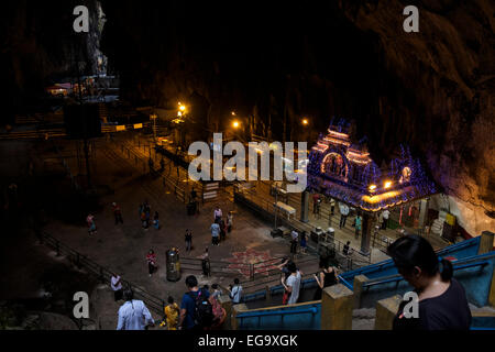 Pèlerins et visiteurs à la Sri Maha mariamman temple dans les grottes de Batu, Kuala Lumpur, Malaisie. Banque D'Images