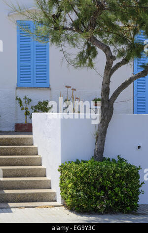 Détail d'une maison de pêcheurs traditionnel blanc avec des escaliers et des arbres, Majorque, îles Baléares, Espagne. Banque D'Images