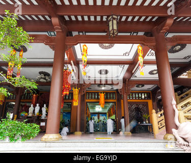 Fidèles au niveau de la Pagode de Giac Lam à Ho Chi Minh, Vietnam, Asie. Banque D'Images