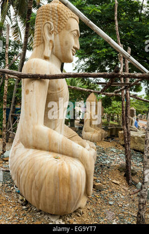 Une statue de Bouddha l'atelier d'artisanat au Cambodge, en Asie. Banque D'Images