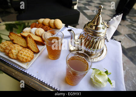 Marrakech (Maroc), Octobre 2012 : thé et pâtisseries marocaines Banque D'Images