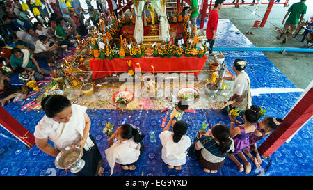 Les gens célébrant le Nouvel An Lao au Mai Suwannaphumaham Wat à Luang Prabang, Laos, Asie. Banque D'Images