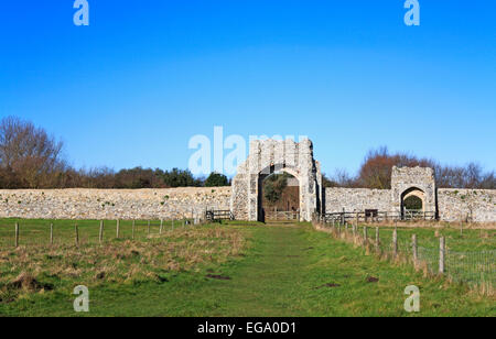 Une vue sur le mur de la cité et deux passerelles en ruine médiévale Greyfriars au couvent de Dunwich, Suffolk, Angleterre, Royaume-Uni. Banque D'Images