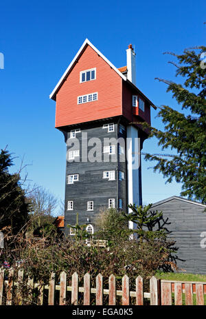 Une vue de la maison dans les nuages à Aldeburgh, Suffolk, Angleterre, Royaume-Uni. Banque D'Images