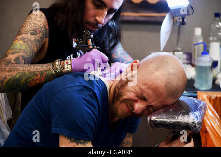 Une grimace à partir de ce client à la 8ème Convention de Tatouage de Brighton s'est tenue à l'hôtel Hilton Metropole Hotel ce week-end pour la première fois depuis sa création en 2008, la convention se tiendra sur trois jours le tatouage, des concours, des spectacles, des séminaires, des ateliers, et la galerie se présente pas toutes lieu est à l'hôtel Hilton Brighton Metropole Hotel situé directement sur la mer dans le centre de la ville. Crédit : Simon Dack/Alamy Live News Banque D'Images