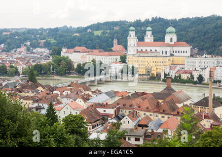 Vue sur la ville de Passau, la cathédrale Saint-Étienne et la rivière Inn Banque D'Images