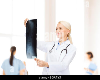 Smiling female doctor looking at x-ray image Banque D'Images