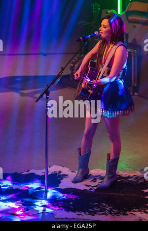 Madison, Wisconsin, USA. Feb 19, 2015. Musicien Country KACEY MUSGRAVES effectue sur scène à l'Orpheum Theatre de Madison, Wisconsin © Daniel DeSlover/ZUMA/Alamy Fil Live News Banque D'Images