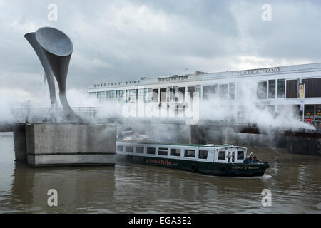 Pero's Passerelle, Harbourside, Bristol, Angleterre, Royaume-Uni. 20 septembre 2015. Le pont a été faite par l'artiste japonaise Fujiko Nakaya qui sculpte le brouillard à l'aide de vapeur d'eau haute pression. La ville de Bristol est capitale verte européenne pour 2015, et cette installation artistique est d'attirer l'attention des navetteurs et des touristes au changement climatique et nos tentatives de contrôle de la météo. C'est une longue passerelle avec les touristes de prendre des photos d'elle, les navetteurs en passant à pied et à vélo et de nombreux bateaux passant en dessous. Tous sont en train de la vapeur humide. CarolynEaton/Alamy News Live Banque D'Images