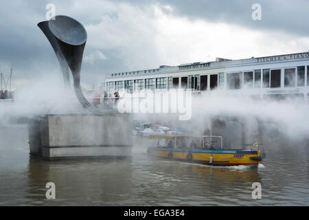 Pero's Passerelle, Harbourside, Bristol, Angleterre, Royaume-Uni. 20 septembre 2015. Le pont a été faite par l'artiste japonaise Fujiko Nakaya qui sculpte le brouillard à l'aide de vapeur d'eau haute pression. La ville de Bristol est capitale verte européenne pour 2015, et cette installation artistique est d'attirer l'attention des navetteurs et des touristes au changement climatique et nos tentatives de contrôle de la météo. C'est une longue passerelle avec les touristes de prendre des photos d'elle, les navetteurs en passant à pied et à vélo et de nombreux bateaux passant en dessous. Tous sont en train de la vapeur humide. CarolynEaton/Alamy News Live Banque D'Images