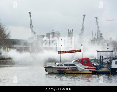 Pero's Passerelle, Harbourside, Bristol, Angleterre, Royaume-Uni. 20 septembre 2015. Le pont a été faite par l'artiste japonaise Fujiko Nakaya qui sculpte le brouillard à l'aide de vapeur d'eau haute pression. La ville de Bristol est capitale verte européenne pour 2015, et cette installation artistique est d'attirer l'attention des navetteurs et des touristes au changement climatique et nos tentatives de contrôle de la météo. C'est une longue passerelle avec les touristes de prendre des photos d'elle, les navetteurs en passant à pied et à vélo et de nombreux bateaux passant en dessous. Tous sont en train de la vapeur humide. CarolynEaton/Alamy News Live Banque D'Images