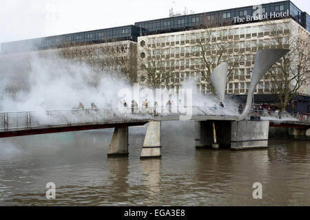 Pero's Passerelle, Harbourside, Bristol, Angleterre, Royaume-Uni. 20 septembre 2015. Le pont a été faite par l'artiste japonaise Fujiko Nakaya qui sculpte le brouillard à l'aide de vapeur d'eau haute pression. La ville de Bristol est capitale verte européenne pour 2015, et cette installation artistique est d'attirer l'attention des navetteurs et des touristes au changement climatique et nos tentatives de contrôle de la météo. C'est une longue passerelle avec les touristes de prendre des photos d'elle, les navetteurs en passant à pied et à vélo et de nombreux bateaux passant en dessous. Tous sont en train de la vapeur humide. CarolynEaton/Alamy News Live Banque D'Images