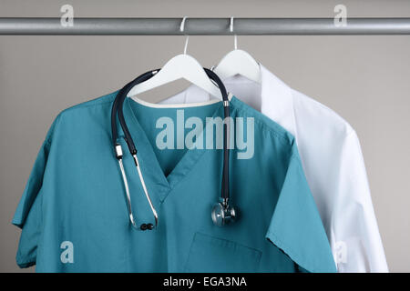Libre de gommages du médecin avec stéthoscope et manteau de laboratoire sur des cintres sur un fond neutre. Vous y trouverez des gommages corporels et un vert laboratoire blanc Banque D'Images