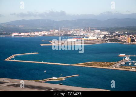 Vue vers la grande raffinerie de pétrole de la linea, Espagne à partir de Gibraltar, territoire britannique d'outre-mer dans le sud de l'Europe Banque D'Images