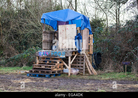 Bristol, Royaume-Uni. 20 Février, 2015. Les militants qui sont l'interdiction de construire à partir d'un nouveau projet Metrobus à Bristol affirment qu'ils sont prêts à résister à l'expulsion par des huissiers qui ils attendent de descendre sur le site à tout moment. Les manifestants, qui se qualifient de se lever, ont occupé tree-top camps pendant 19 jours et ont creusé des tunnels dans le but de résister à la dépose. La Haute Cour a accordé un permis de possession pour Bristol City Council il y a une semaine. Credit : Redorbital Photography/Alamy Live News Banque D'Images