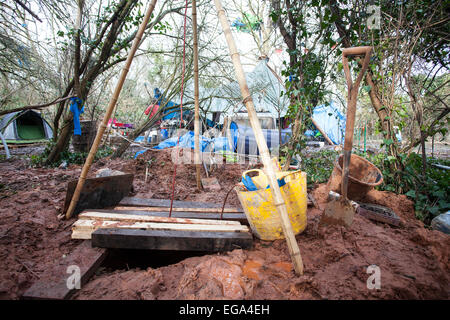 Bristol, Royaume-Uni. 20 Février, 2015. Les militants qui sont l'interdiction de construire à partir d'un nouveau projet Metrobus à Bristol affirment qu'ils sont prêts à résister à l'expulsion par des huissiers qui ils attendent de descendre sur le site à tout moment. Les manifestants, qui se qualifient de se lever, ont occupé tree-top camps pendant 19 jours et ont creusé des tunnels dans le but de résister à la dépose. La Haute Cour a accordé un permis de possession pour Bristol City Council il y a une semaine. Credit : Redorbital Photography/Alamy Live News Banque D'Images