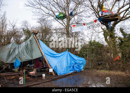 Bristol, Royaume-Uni. 20 Février, 2015. Les militants qui sont l'interdiction de construire à partir d'un nouveau projet Metrobus à Bristol affirment qu'ils sont prêts à résister à l'expulsion par des huissiers qui ils attendent de descendre sur le site à tout moment. Les manifestants, qui se qualifient de se lever, ont occupé tree-top camps pendant 19 jours et ont creusé des tunnels dans le but de résister à la dépose. La Haute Cour a accordé un permis de possession pour Bristol City Council il y a une semaine. Credit : Redorbital Photography/Alamy Live News Banque D'Images