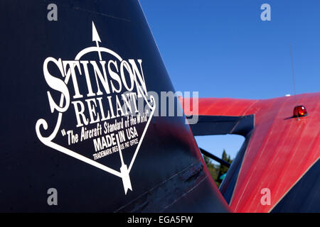 Stinson reliant la queue et le logo. Banque D'Images