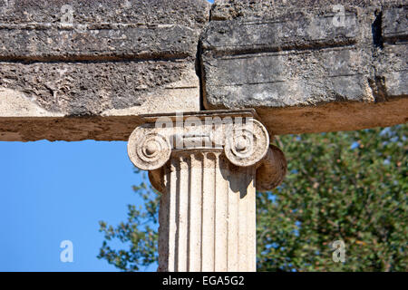 Capitale de l'une des trois autres colonnes ioniques du Philippeion, à Olympie, le Péloponnèse, Grèce Banque D'Images