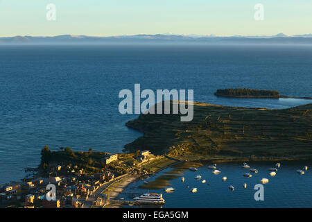 Vue sur le village de Challapampa dans la partie nord-est de l'Isla del Sol (Île du Soleil) dans le lac Titicaca, Bolivie Banque D'Images