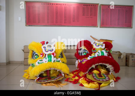 Santo Domingo. Feb 19, 2015. Photo prise le 19 février 2015, montre deux costumes lion préparé dans le Chasintong Foundation, à Chinatown, Santo Domingo, République dominicaine. Danse du Lion est une forme de danse traditionnelle en Chine qui s'effectue par deux danseurs et elle est généralement effectuée pour célébrer la Nouvelle Année lunaire chinoise. © Fran Afonso/Xinhua/Alamy Live News Banque D'Images