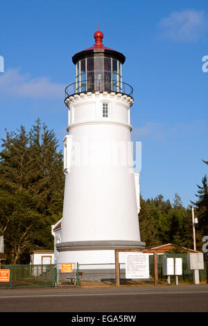 L'Umpqua River Lighthouse towers au-dessus de l'entrée de Winchester Bay le long de la côte de l'Oregon. Banque D'Images