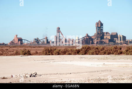 Steelworks et poussière rougeâtre de minerai de fer qui couvre le paysage à Saldanha Western Cape Afrique du Sud Banque D'Images
