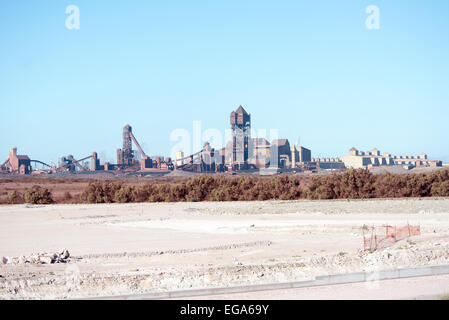 Steelworks et poussière rougeâtre de minerai de fer qui couvre le paysage à Saldanha Western Cape Afrique du Sud Banque D'Images