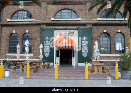 Marché alimentaire sur le quai au Victoria and Alfred Waterfront à Cape Town Banque D'Images